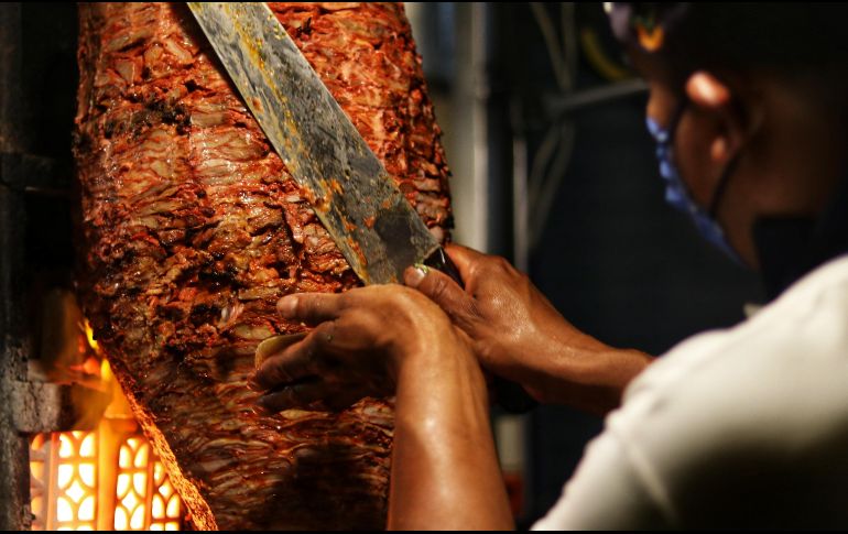 El chico alemán prueba por primera vez los tacos con su novia en México. ESPECIAL/Photo by Francisco De Legarreta C. on Unsplash