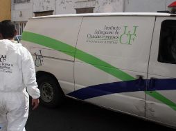 Asistieron peritos del Instituto Jalisciense de Ciencias Forenses (IJCF) quienes recabaron indicios y levantaron los restos para ser inspeccionados en la morgue metropolitana. NTX/ARCHIVO
