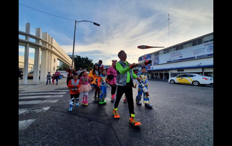FESTEJO ABSOLUTO. Durante su día, decenas de payasos desfilaron por el Centro de Guadalajara, llenando de música, alegría y color las calles. EL INFORMADOR/R. Bobadilla