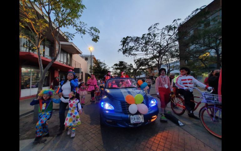 FESTEJO ABSOLUTO. Durante su día, decenas de payasos desfilaron por el Centro de Guadalajara, llenando de música, alegría y color las calles. EL INFORMADOR/R. Bobadilla