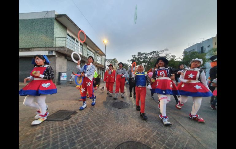 FESTEJO ABSOLUTO. Durante su día, decenas de payasos desfilaron por el Centro de Guadalajara, llenando de música, alegría y color las calles. EL INFORMADOR/R. Bobadilla