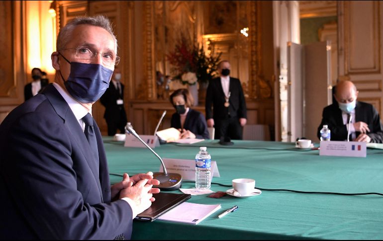 Stoltenberg compareció ante la prensa en París junto a los ministros franceses de Exteriores, Jean-Yves Le Drian, y Defensa, Florence Parly.  EFE/B. Guay