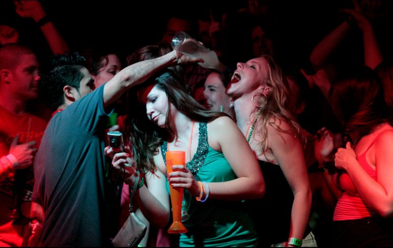 Cuando bebes mucho, el cuerpo inicia un proceso de metabolización que provoca una serie de malestares necesarios para la liberación de los tóxicos del alcohol. AP / ARCHIVO