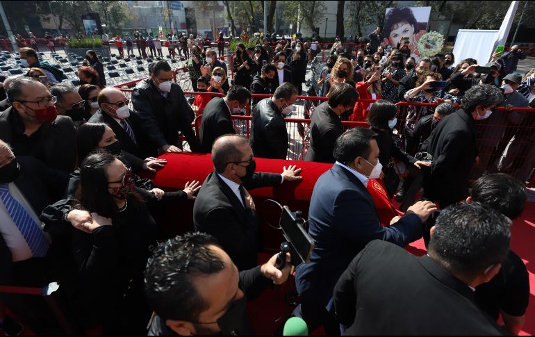 ÚLTIMO ADIÓS. Alrededor de 600 personas fueron las que se congregaron para despedirse de Carmen Salinas. EFE/M. Guzmán