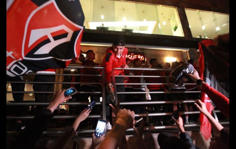FIESTA. Jugadores como Camilo Vargas, Julián Quiñones, Edgar Zaldívar o Luis Reyes salieron para convivir con la afición tapatía. EL INFORMADOR/A. Camacho