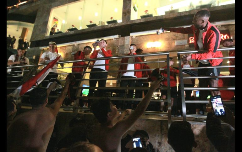 FIESTA. Jugadores como Camilo Vargas, Julián Quiñones, Edgar Zaldívar o Luis Reyes salieron para convivir con la afición tapatía. EL INFORMADOR/A. Camacho