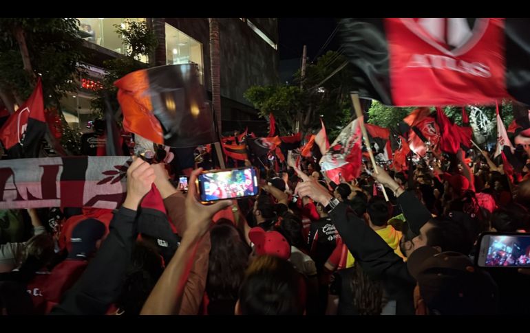 FIESTA. Jugadores como Camilo Vargas, Julián Quiñones, Edgar Zaldívar o Luis Reyes salieron para convivir con la afición tapatía. EL INFORMADOR/A. Camacho