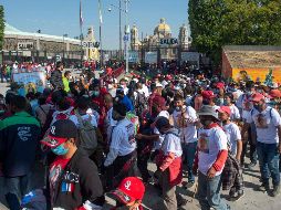 Los peregrinos han cumplido con llegar al santuario, realizar sus oraciones, agradecer a la Virgen de Guadalupe y salir para que otros puedan ingresar. AFP/C. Cruz