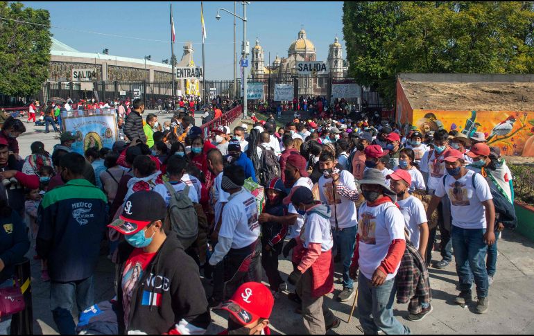 Los peregrinos han cumplido con llegar al santuario, realizar sus oraciones, agradecer a la Virgen de Guadalupe y salir para que otros puedan ingresar. AFP/C. Cruz