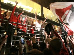 Centenares de atlistas se dieron cita a las afueras del hotel de concentración del equipo que esta noche disputará  la final de vuelta frente al León. EL INFORMADOR