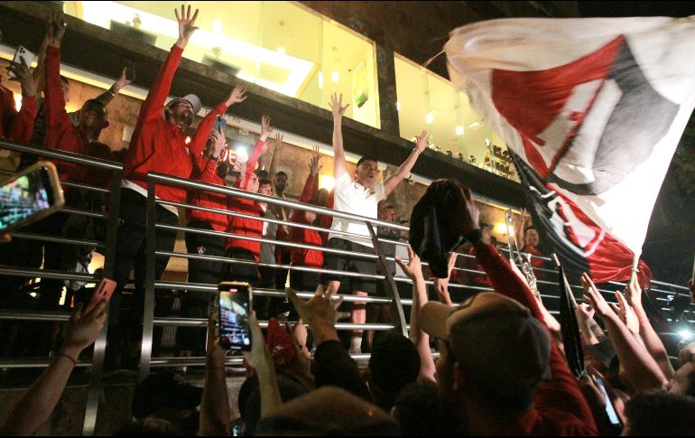 Centenares de atlistas se dieron cita a las afueras del hotel de concentración del equipo que esta noche disputará  la final de vuelta frente al León. EL INFORMADOR