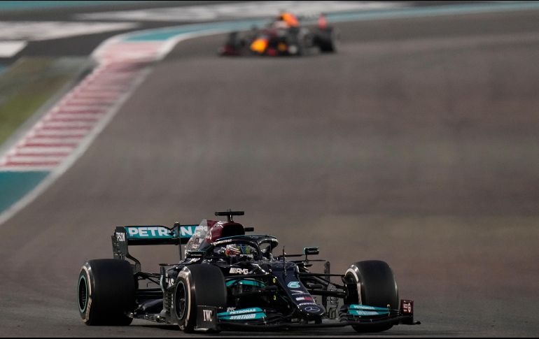 Durante todo el GP de Abu Dabi se creía que el ganador sería Hamilton, autor de una mejor salida y líder durante la mayor parte de la carrera. AP / H. Ammar