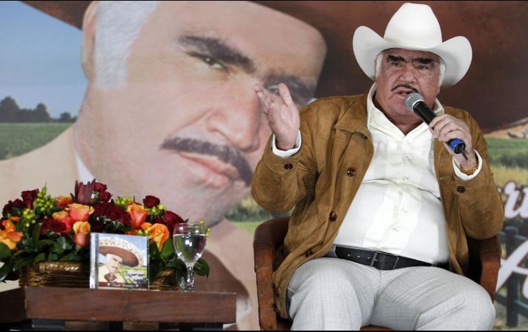 Al subir al escenario que estaba montado para la ocasión, don Vicente agradeció tantas muestras de cariño en medio de la lluvia que caía en el lugar. EL INFORMADOR / ARCHIVO