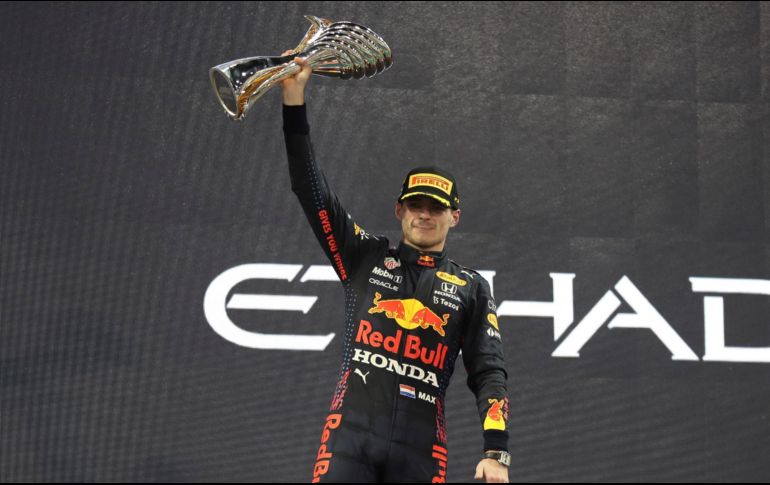 De último momento, cuando parecía que Mercedes se llevaba todo el botín, Max Verstappen superó a Lewis Hamilton en una polémica última vuelta. EFE / ARCHIVO