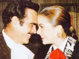 El tema que compartieron en los escenarios se dio a finales de la década de los 80; en esos años Lucero recibió la invitación de Vicente para que cantaron juntos el tema “Se me olvidó otra vez”. ESPECIAL/ LUCERO