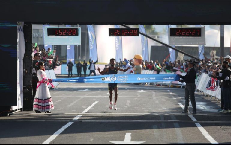 El etíope Derara Desalegn Hurisa conquistó la competición en la rama varonil y lo hizo imponiendo un nuevo récord con un tiempo de dos horas, 12 minutos y 28 segundos. ESPECIAL / Comude GDL