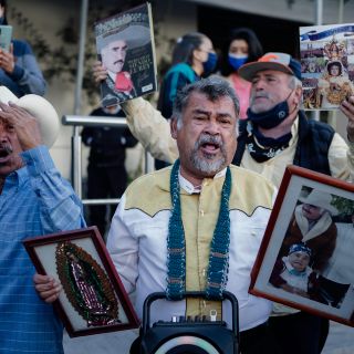 Cientos de fans despiden a Vicente Fernández: "Venimos a rendirle un homenaje"