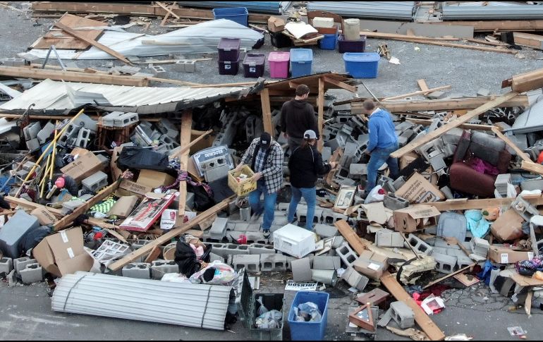 Describen que el viento arrancaba las almohadas de las manos a los ancianos mientras el personal batallaba por sujetarlos. EFE/T. Maury