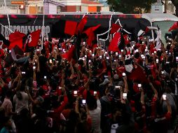 LOCURA. La afición rojinegra se agolpaba al camión donde llegaron los jugadores. IMAGO7