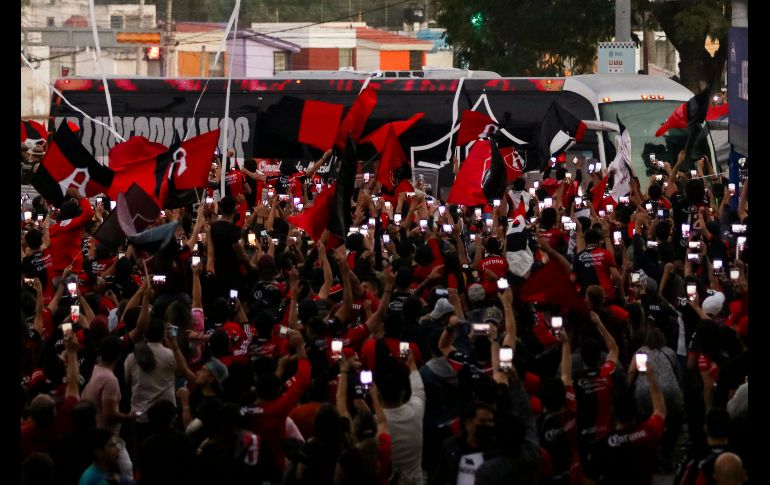 LOCURA. La afición rojinegra se agolpaba al camión donde llegaron los jugadores. IMAGO7