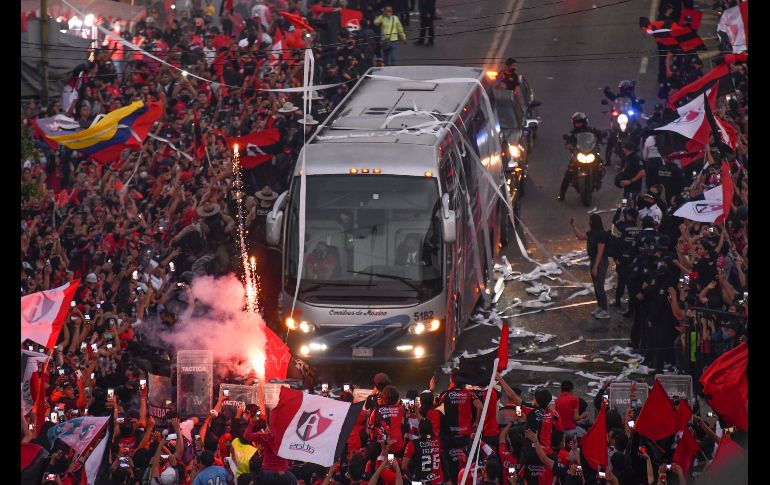 LOCURA. La afición rojinegra se agolpaba al camión donde llegaron los jugadores. IMAGO7