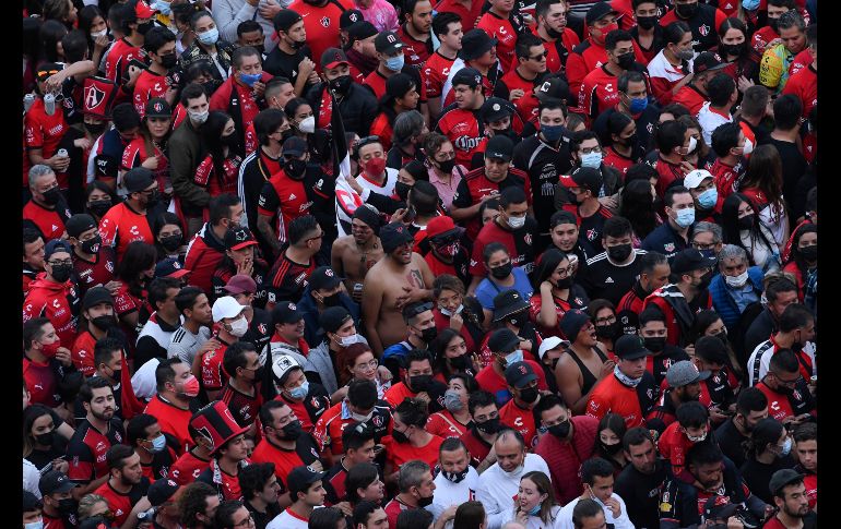 LOCURA. La afición rojinegra se agolpaba al camión donde llegaron los jugadores. IMAGO7