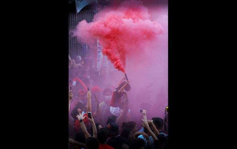 LOCURA. La afición rojinegra se agolpaba al camión donde llegaron los jugadores. IMAGO7