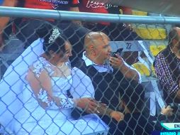 La imagen de lla pareja rojinegra llamó la ateción de las cámaras de televisión. REDES SOCIALES