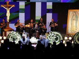 Los hijos de Vicente Fernández hacen guardia en el ataúd con los restos de Vicente Fernández. EL INFORMADOR