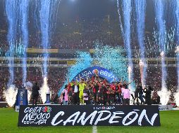 Hoy fue el día menos pensado para los rojinegros. Hoy esa transformación que presumían en la camiseta quedó completada. IMAGO7