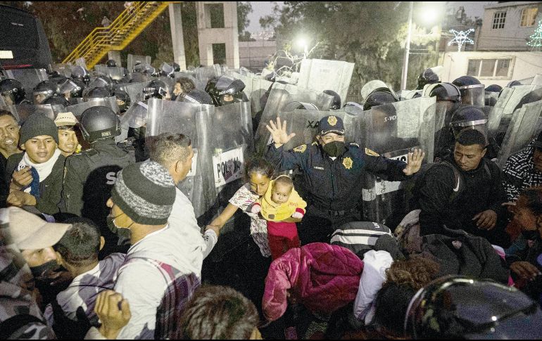 Recepción. Migrantes fueron recibidos por una guardia de policías. Xinhua