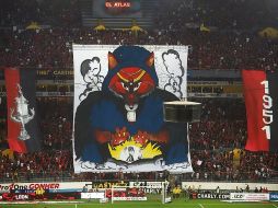 Recuerdo. Aficionados atlistas cantaron “Volver, volver”, para recordar al Charro de Huentitán. EFE