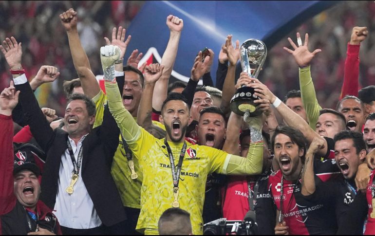 Los héroes. Miles de aficionados que no llegaron al Estadio Jalisco celebraron en la Glorieta de los Niños Héroes. El Informador/ G. Gallo