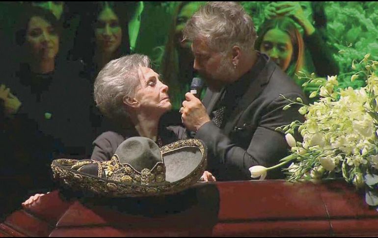 Despedida con su público. En el homenaje que se hizo a puerta abierta en la Arena VFG, Alejandro Fernández consoló a su madre y cantó junto al ataúd. Especial