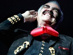 Pese a que ya se había retirado, Vicente Fernández grabó un corrido para Hillary Clinton, quien contendía con Donald Trump. AFP / ARCHIVO