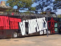 Previo al desfile de celebración, el camión del Atlas llegó a las inmediaciones de la Catedral de Guadalajara, donde se realiza una misa. ESPECIAL/Gobierno de Guadalajara