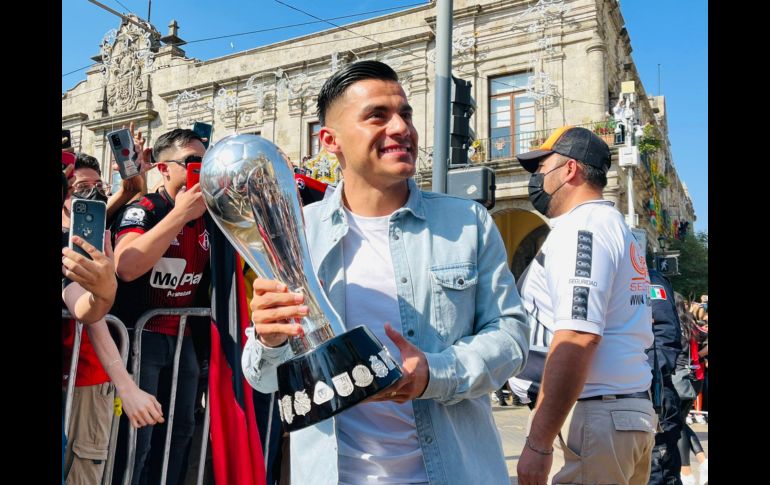 Aldo Rocha llegó con la copa de campeón para la ceremonia en el Centro tapatío. ESPECIAL/Gobierno de Guadalajara