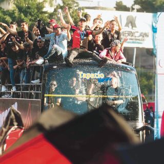 La Fiel celebra campeonato rojinegro por calles tapatías