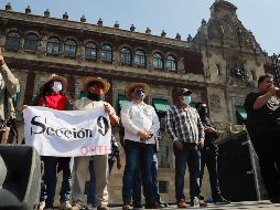 Los integrantes del sindicato instalaron un escenario frente al Palacio Nacional, informaron que acamparían para continuar sus actividades hoy. EFE/M. Hartz