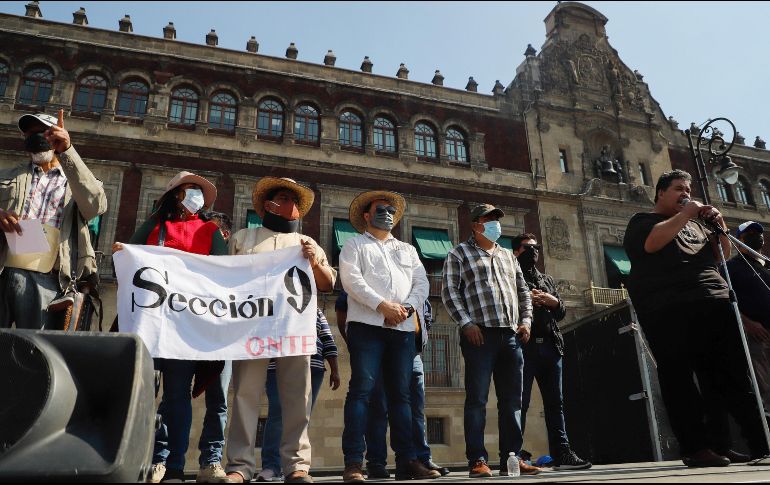 Los integrantes del sindicato instalaron un escenario frente al Palacio Nacional, informaron que acamparían para continuar sus actividades hoy. EFE/M. Hartz