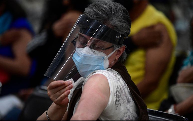 Luego de que al arranque de la campaña para la vacuna de refuerzo contra el COVID-19 para los adultos mayores se informara que no era necesario registrarse, hoy Hugo López-Gatell Ramírez dijo que sí será. AFP / ARCHIVO