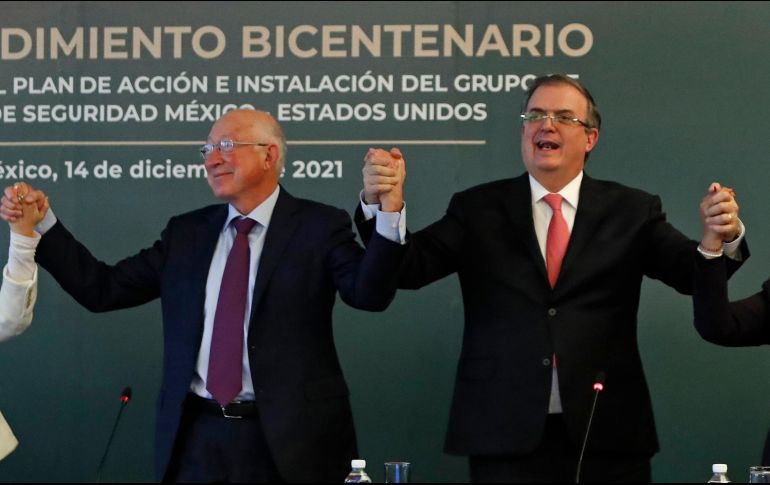 El embajador de Estados Unidos en México, Ken Salazar (i), y el canciller mexicano, Marcelo Ebrard (d), durante en la presentación de la alianza Entendimiento Bicentenario, hoy en la Secretaria de Relaciones Exteriores de la Ciudad de México. EFE/M. Guzmán