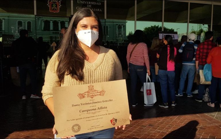 Dania Verónica Jiménez González, egresada de la licenciatura en Psicología es una de las afortunadas que ya tiene en sus manos su título. C. LEMUS/ EL INFORMADOR