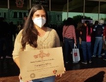 Dania Verónica Jiménez González, egresada de la licenciatura en Psicología es una de las afortunadas que ya tiene en sus manos su título. C. LEMUS/ EL INFORMADOR