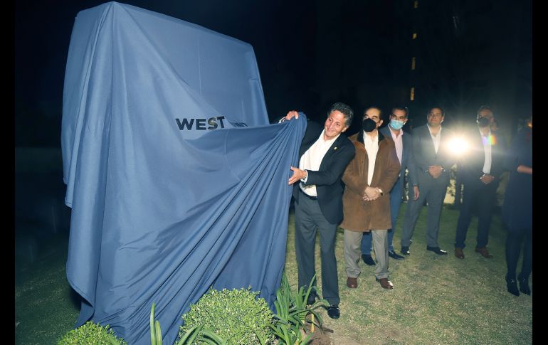 Juan José Frangie develando la primera piedra. GENTE BIEN JALISCO/ CLAUDIO JIMENO