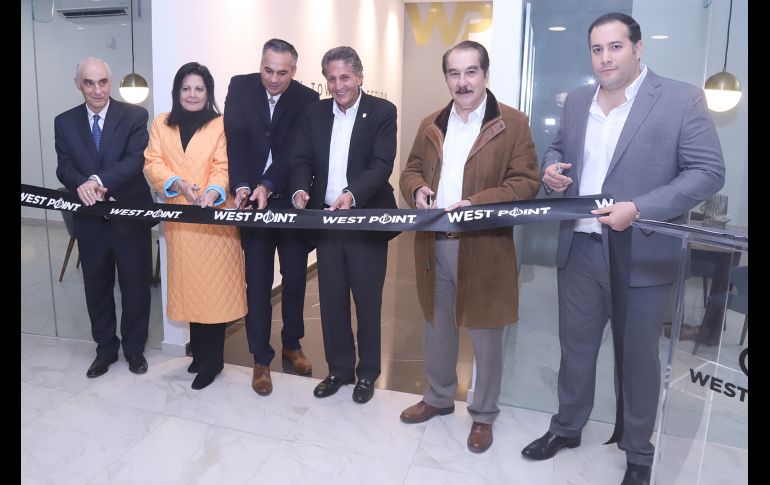 Corte del listón inaugural por Roberto Stark, Rosalía del Castillo Ruano, Juan Carlos Leaño, Juan José Frangie, Antonio Leaño y Nicolas Leaño. GENTE BIEN JALISCO/ CLAUDIO JIMENO