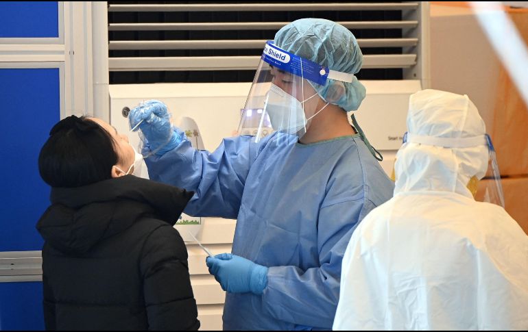 El 72.2 % de la población de EU ha recibido ya la primera dosis, el 61 % está completamente inmunizado, y al 27.2 % se le ha administrado la dosis de refuerzo. AFP/J. Yeon-je