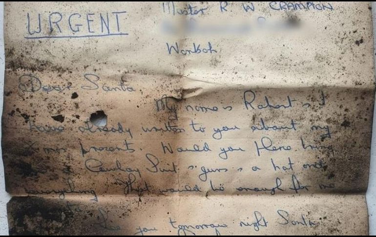 La carta doblada se encontró dentro de un montón de hollín después de que se limpiara la chimenea. SWEEPS CHIMNEY SERVICES