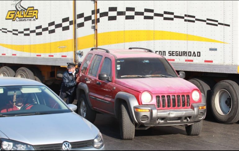 Policías viales están en el lugar para brindar apoyo a los automovilistas. EL INFORMADOR / A. Camacho