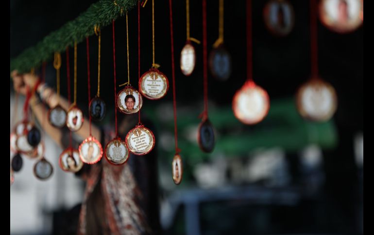  Un camino enmarcado por dos filas de 500 esferas de navidad con los rostros de mexicanos desaparecidos reclaman que las autoridades del país atiendan con urgencia la problemática. EFE / S. Gutiérrez